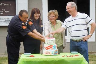 l-r, George Ross, Michelle Ross, Marily Seitz and Steve Sunderland cut the triple decker cake made especially for the occasion by Michelle Ross